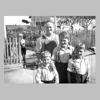 116-0035 Anna Bessel mit ihren Soehnen von links Rudi, Hans und Otto im Juni 1943.jpg